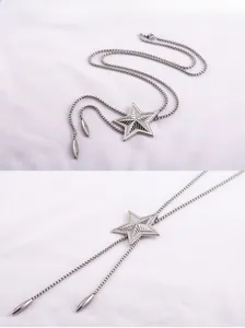 Détail du collier bolo tie en acier titane avec pendentif étoile gravé et chaîne vénitienne
