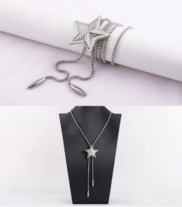 Détail du long collier en forme d'étoile en Y sur un mannequin de présentation de bijoux