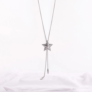 Long collier étoile en Y en acier inoxydable avec texture radiale sur soie blanche