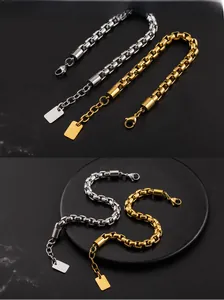 Dettaglio di bracciali a catena box oro e argento con chiusura a moschettone ed estensione
