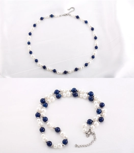 Detail von blauen Lapis- und weißen Perlenperlen mit silbernem Karabinerverschluss
