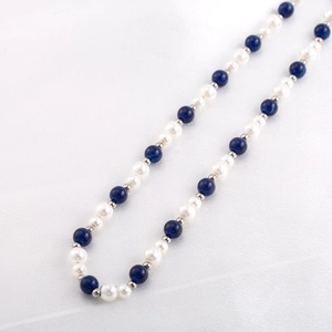 Elegante Halskette im China-Stil mit weißen Perlen, blauen Perlen und silbernen Abstandhaltern