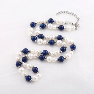 Elegante weiße Perlenkette mit blau marmorierten Perlen und Silberakzenten