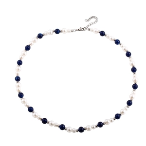 Elegante Perlenkette mit blauen Steinperlen und weißen Perlen auf weißem Hintergrund