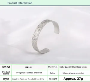 Vue détaillée du large bracelet jonc ouvert en acier inoxydable avec texture martelée