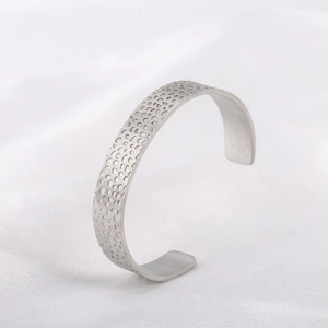 Bracelet Jonc Ouvert en Forme de C en Acier Inoxydable Vintage pour Hommes Femmes Texture Martelée Irrégulière Bijou de Mode