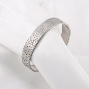 Bracelet jonc ouvert en acier inoxydable rétro avec texture martelée irrégulière au fini mat