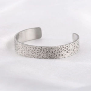 Bracelet manchette large ouvert en acier inoxydable rétro avec texture à pois irréguliers