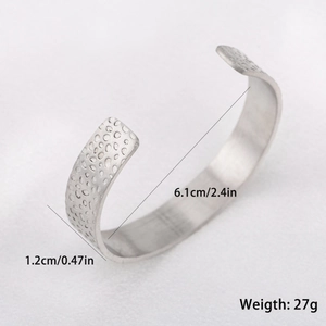 Bracelet manchette en acier inoxydable argenté vintage avec texture martelée irrégulière