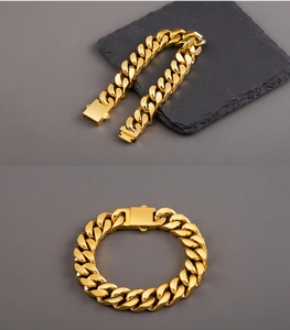 Détail du bracelet gourmette en acier inoxydable plaqué or 18K avec fermoir carré