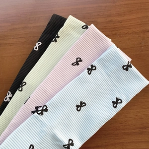 Bandeaux en tricot à motif de nœuds en couleurs pastel sur une table en bois