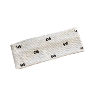 Bandeau tricoté gris clair à motif nœuds avec texture côtelée élastique sur fond blanc