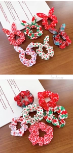 Detailansicht der Weihnachts-Scrunchies mit Schneeflockenmustern und festlichen Schleifen