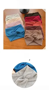 Dettaglio di fasce per capelli in maglia a coste in vari colori con nodo a torsione trendy