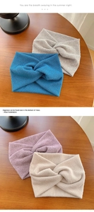 Dettaglio di quattro fasce per capelli in maglia a costine incrociate in vari colori tenui