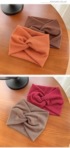 Dettaglio di fasce in maglia a coste da 18 cm nei colori caramello, marrone, rosa e talpa