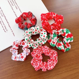 6er-Pack Weihnachts-Scrunchies mit Schneeflocken und Karomuster auf Holzgrund