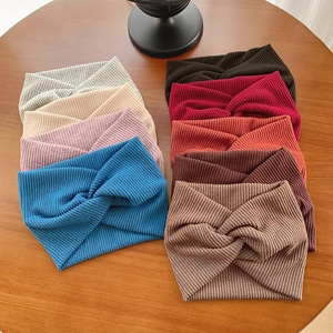Fascia larga in maglia a coste incrociata per yoga in vari colori su piano in legno