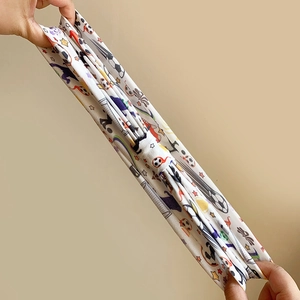Hochelastisches Sport-Stirnband mit Fußball- und Cartoon-Prints, von Hand gedehnt