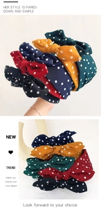 Vue détaillée de cinq serre-têtes à pois colorés avec nœuds en bleu, jaune, vert, rouge et noir