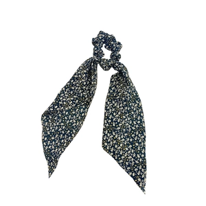 Chouchou de style français avec de longs rubans en mousseline fleurie bleu marine