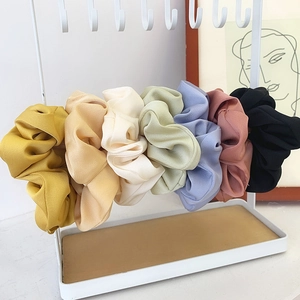 Lot de 7 chouchous en satin de soie colorés aux tons pastels sur un support en métal