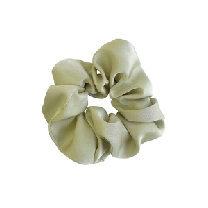 Chouchou en soie vert clair avec texture plissée élégante et finition satinée brillante