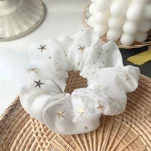 Elegante elastico per capelli in chiffon bianco con stelle in un cesto decorativo