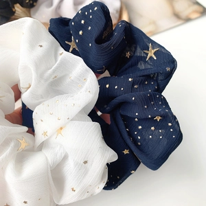 Set di elastici per capelli in chiffon con motivo a stelle dorate in bianco e blu navy