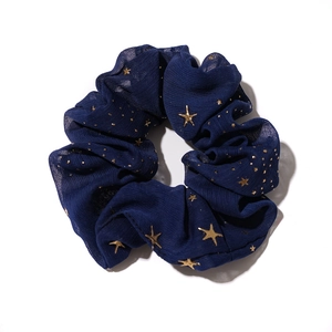 Elastico per capelli in chiffon blu navy con motivo a stelle dorate da donna