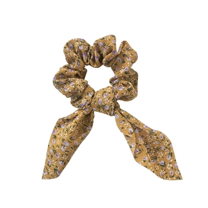 Detailansicht des gelben Blumen-Haargummis mit langem Kaninchenohr-Schleifen-Design