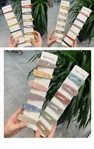 Dettaglio macro di set di fermagli per capelli colorati con diverse forme e glitter