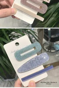 Dettaglio set di fermagli in acrilico con glitter blu, marmo e tonalità di viola