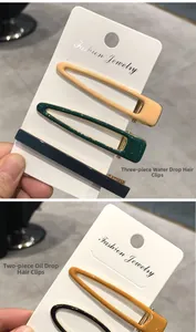 Dettaglio del set di fermagli per capelli colorati in lega su carta bianca