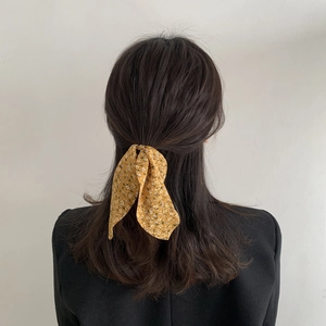 Élégant chouchou à fleurs jaunes avec ruban en mousseline pour queue de cheval femme