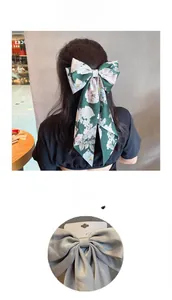 Détail de nœuds à cheveux en soie florale et satin avec de longs rubans sur carte