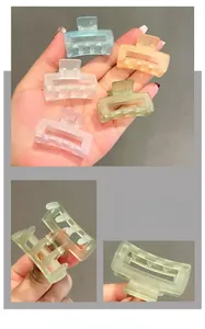 Détail de petites pinces à cheveux carrées mates en diverses couleurs pastel avec ressort