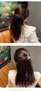 Gros plan d'une petite pince à cheveux rectangulaire mate aux tons crème et rose