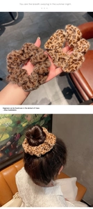 Detail van luipaardprint scrunchies van zacht imitatiebont voor paardenstaarten