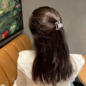 Petite pince à cheveux carrée mate rose-violet translucide pour demi-queue