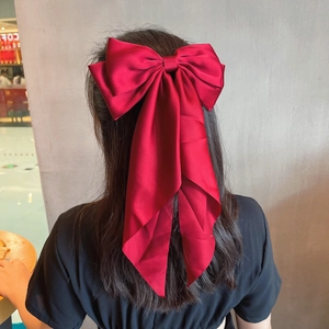 Barrette à grand nœud rouge en satin avec longs rubans pour coiffure de femme