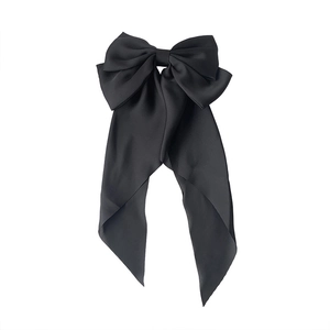 Grande pince à cheveux élégante à nœud noir en soie avec de longs rubans fluides