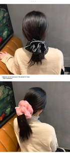 Grandi elastici per capelli in organza neri e rosa con eleganti bordi bianchi in dettaglio