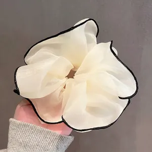 Elastico per capelli oversize in organza bianco crema con bordo nero a contrasto