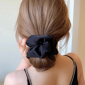 Chouchou élégant en satin noir pour femme, grand élastique à cheveux texture soyeuse