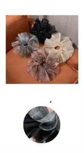 Détail rapproché de chouchous en organza montrant le tissu translucide et la texture plissée