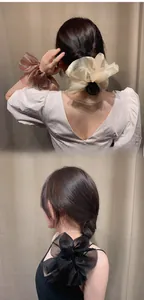 Détail de chouchous en organza surdimensionnés beige et noir avec plis souples et brillants