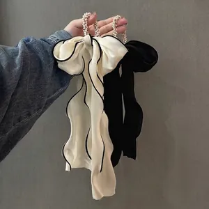 Chouchous nœuds élégants en satin avec chaîne de perles en noir et blanc pour femmes