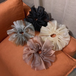 Chouchous élégants en organza surdimensionnés en plusieurs couleurs avec bords ondulés