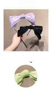 Vue détaillée des serre-têtes à nœuds en satin multicouches violets, noirs et vert clair